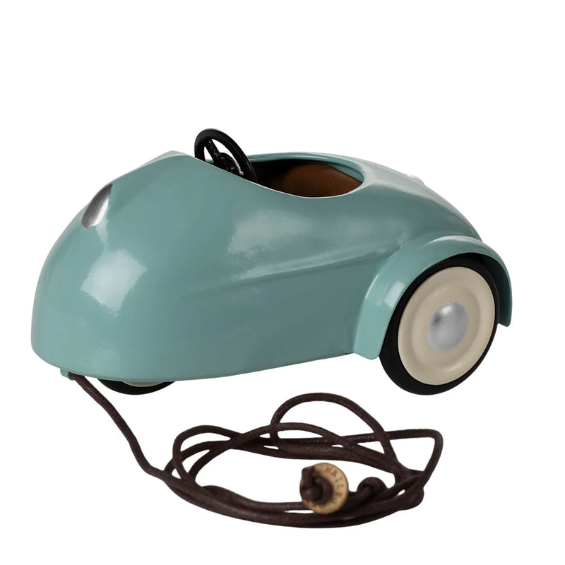 Maileg Car Mouse Light Blue S/S 2025